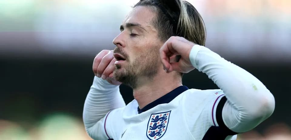 Jugador de Inglaterra con gesto de frustración en el campo