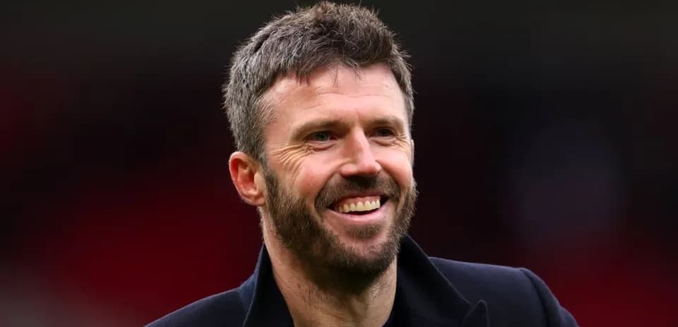 Entrenador sonriendo en el campo de fútbol