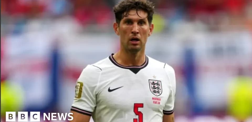 Jugador de Inglaterra con camiseta blanca en el campo