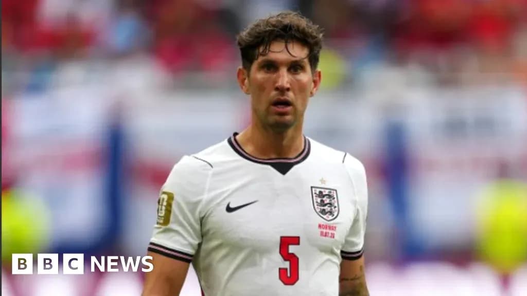 Jugador de Inglaterra con camiseta blanca en el campo