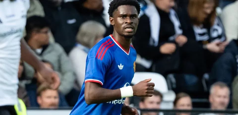 Jugador corriendo en el campo durante un partido