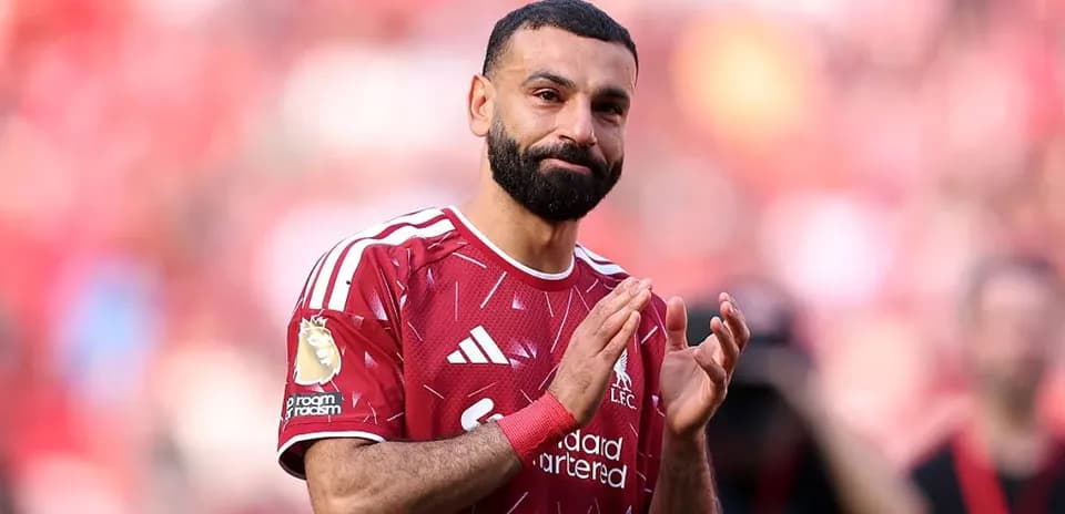 Jugador aplaudiendo en el estadio de Liverpool
