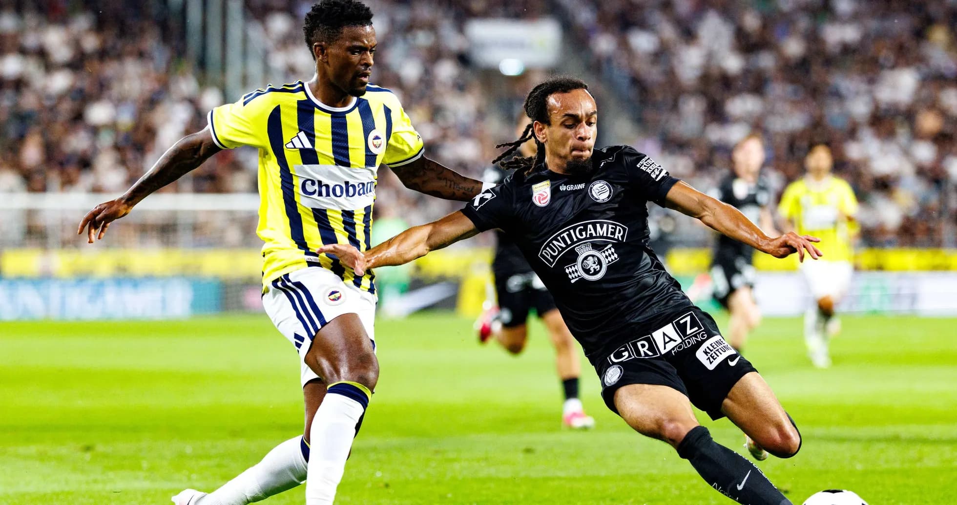 Jugador de Sturm Graz y Fenerbahçe compitiendo por el balón