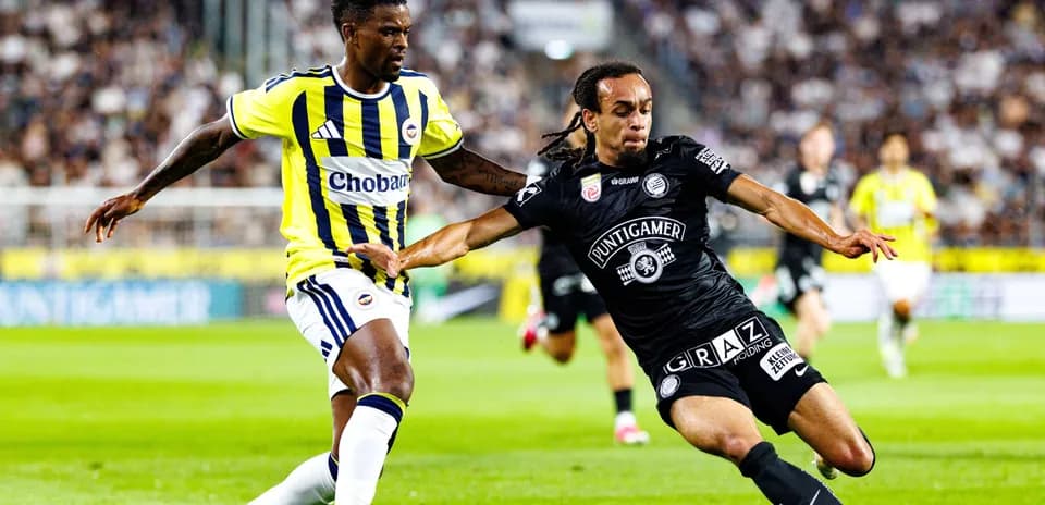 Jugador de Sturm Graz y Fenerbahçe compitiendo por el balón