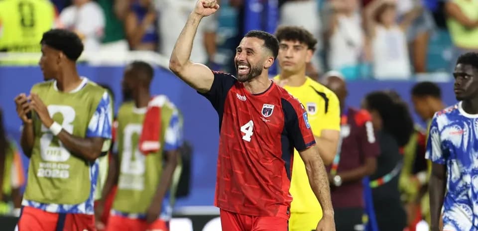Jugador celebrando en el campo después del partido