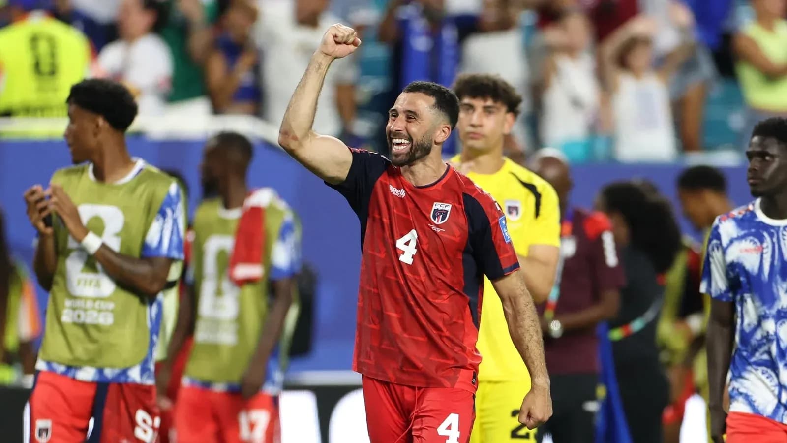 Jugador celebrando en el campo después del partido