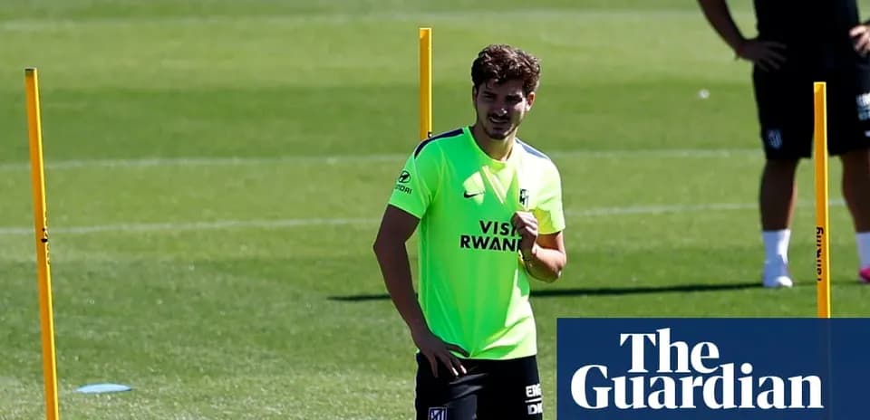 Jugador entrenando en el campo con conos de práctica