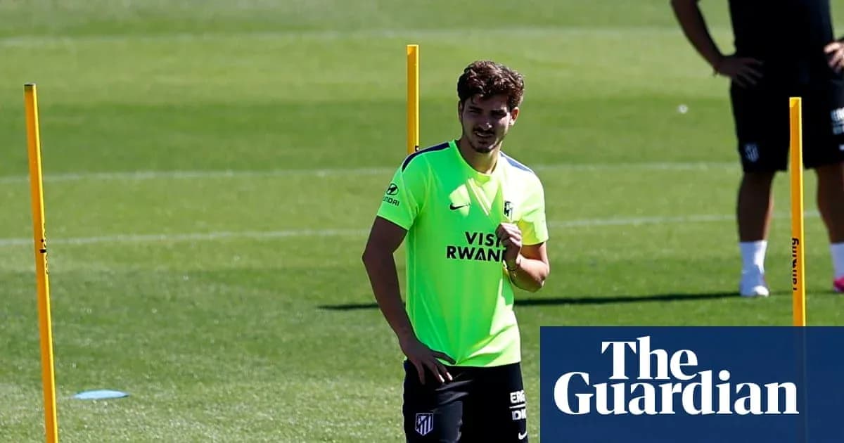 Jugador entrenando en el campo con conos de práctica