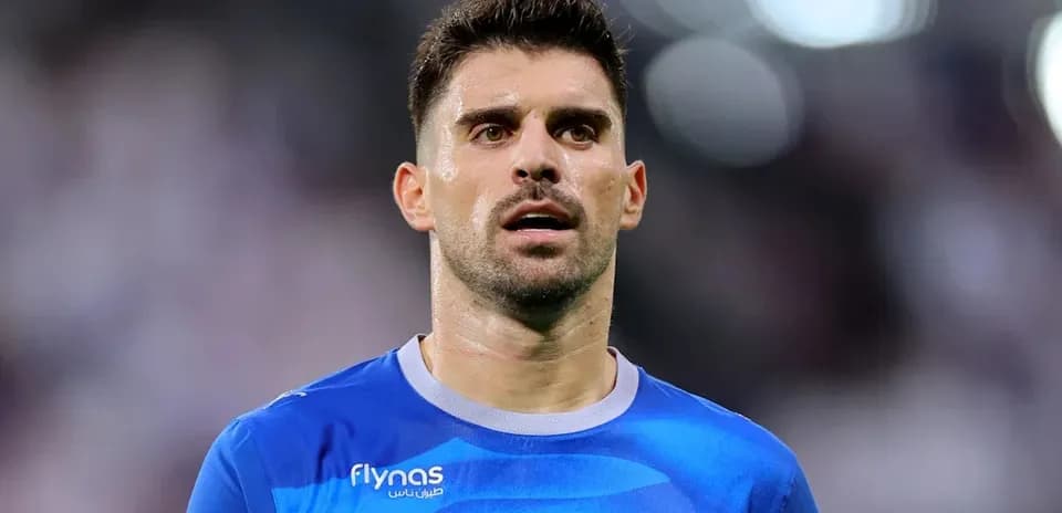 Jugador de fútbol con camiseta azul en el campo