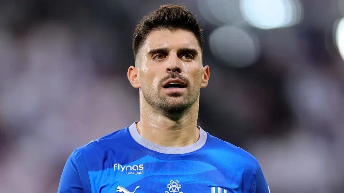 Jugador de fútbol con camiseta azul en el campo