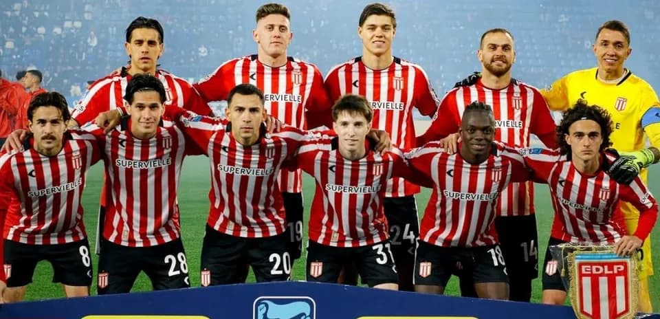Equipo de Estudiantes L.P. posando para foto