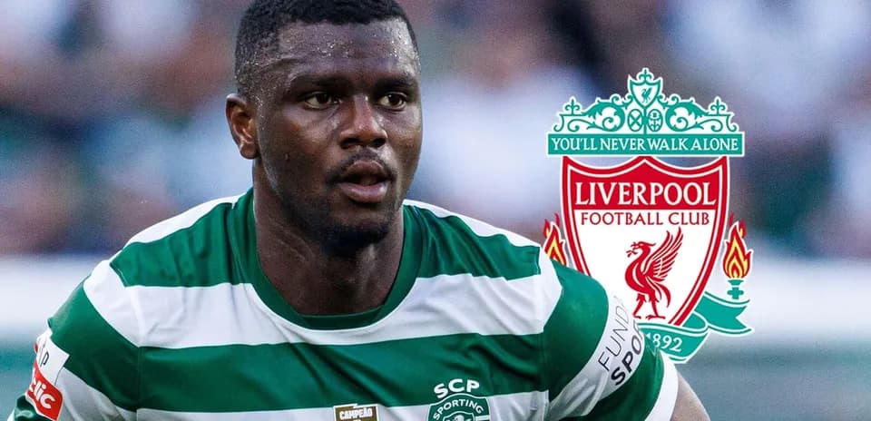 Jugador de Sporting CP corriendo con camiseta verde y blanca