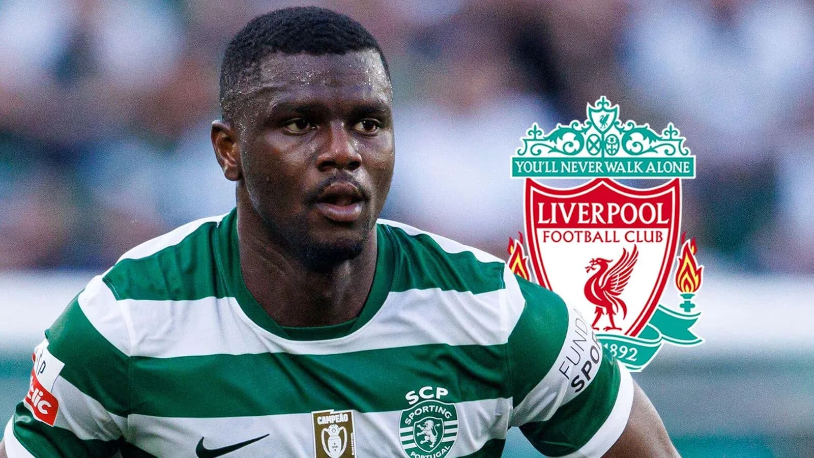 Jugador de Sporting CP corriendo con camiseta verde y blanca