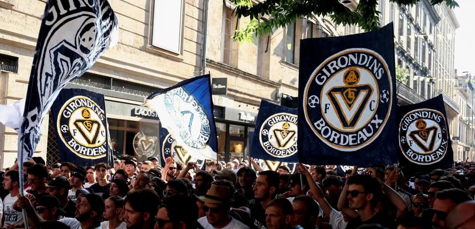 Aficionados de Girondins de Bordeaux con banderas