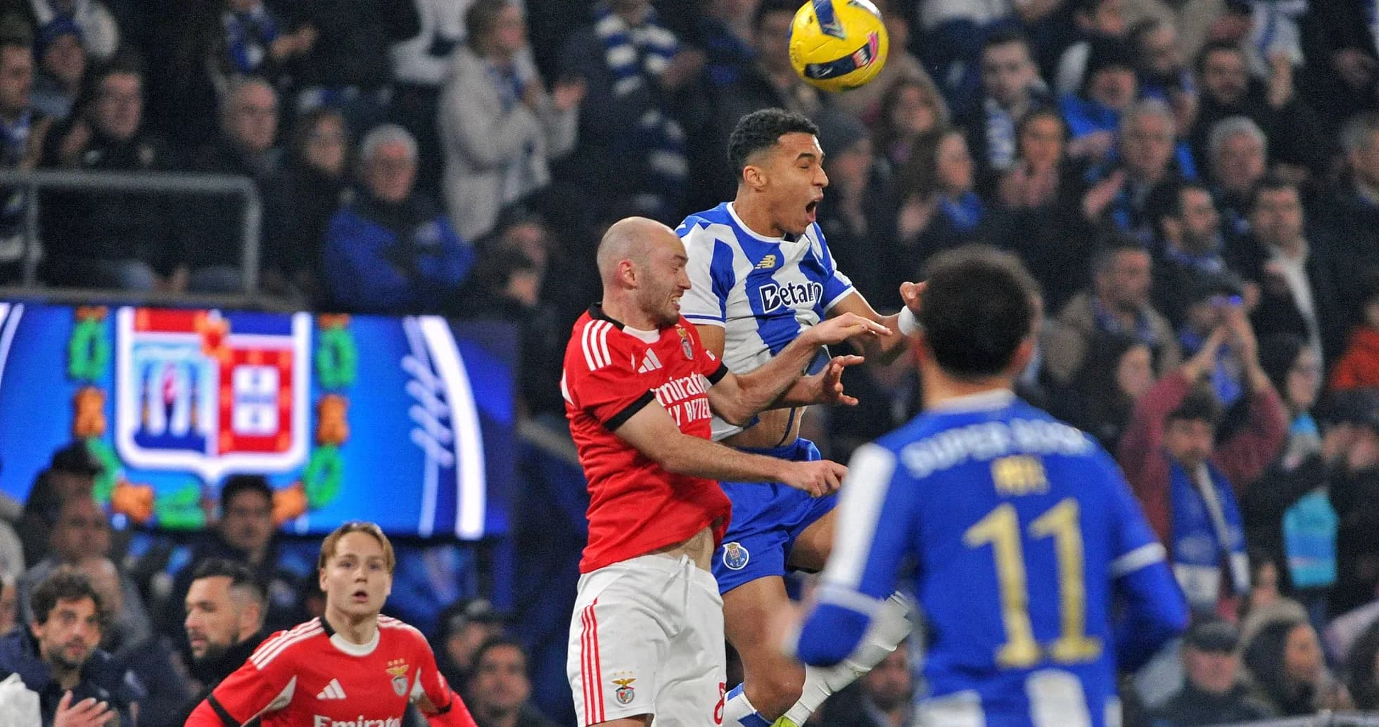Jugador de Porto saltando para cabecear el balón