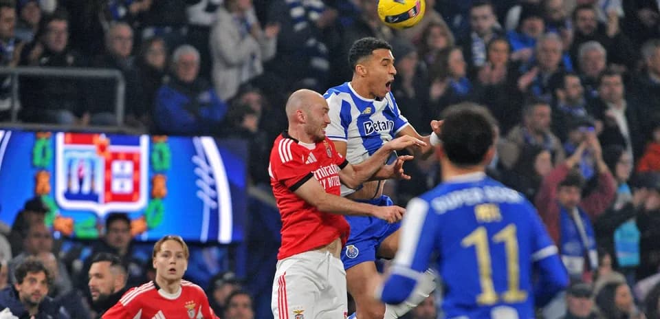 Jugador de Porto saltando para cabecear el balón