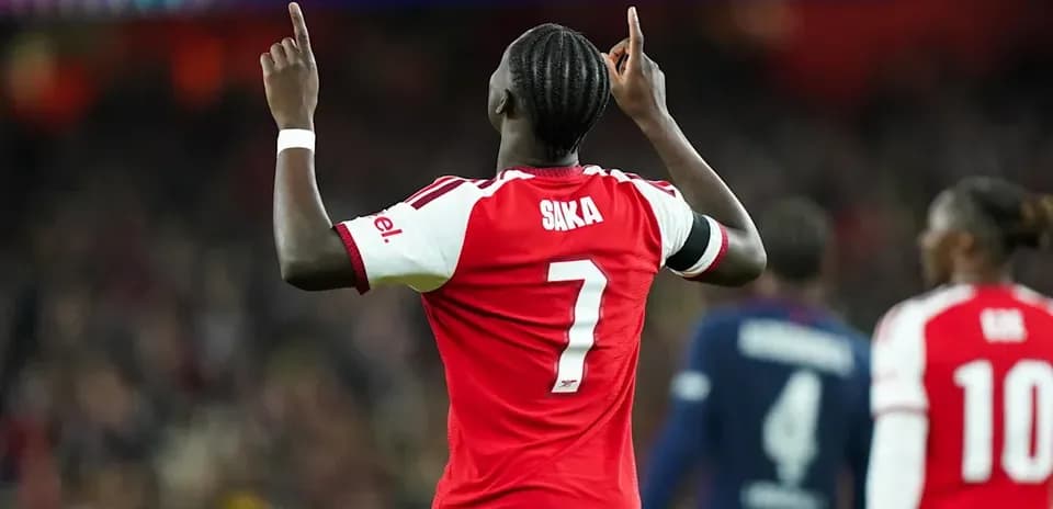 Jugador de Arsenal celebrando con el número 7
