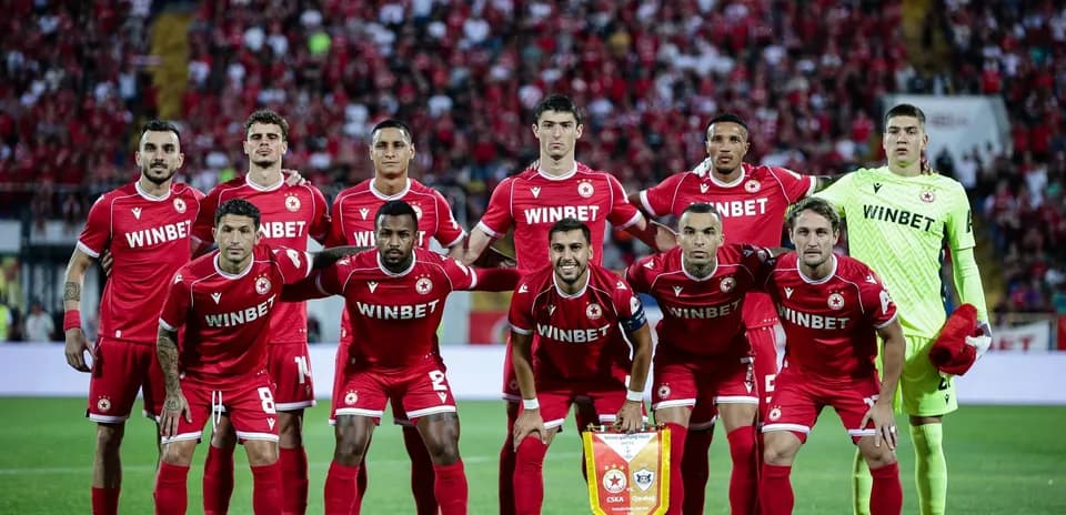 Equipo de CSKA Sofia posando en el campo
