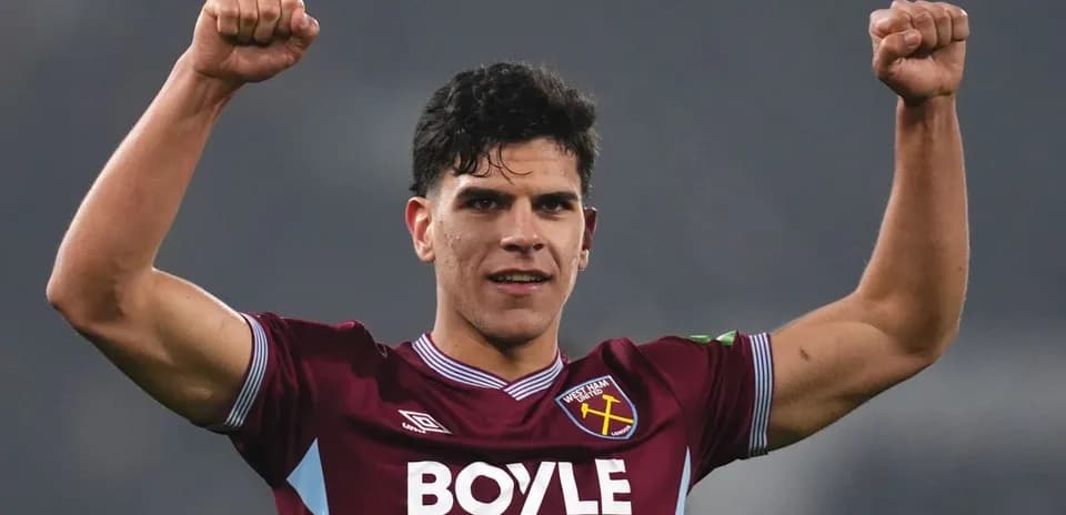 Jugador de West Ham celebrando con los brazos en alto