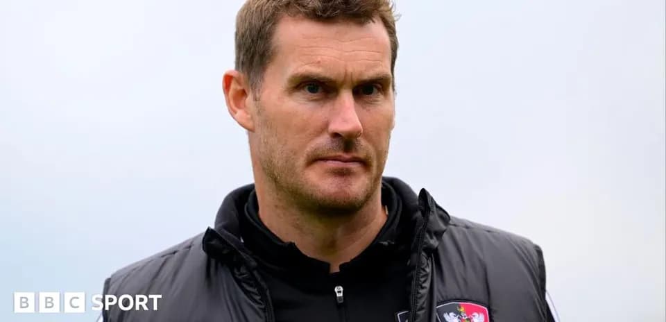 Entrenador de Exeter City en sesión de entrenamiento