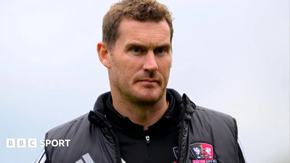 Entrenador de Exeter City en sesión de entrenamiento