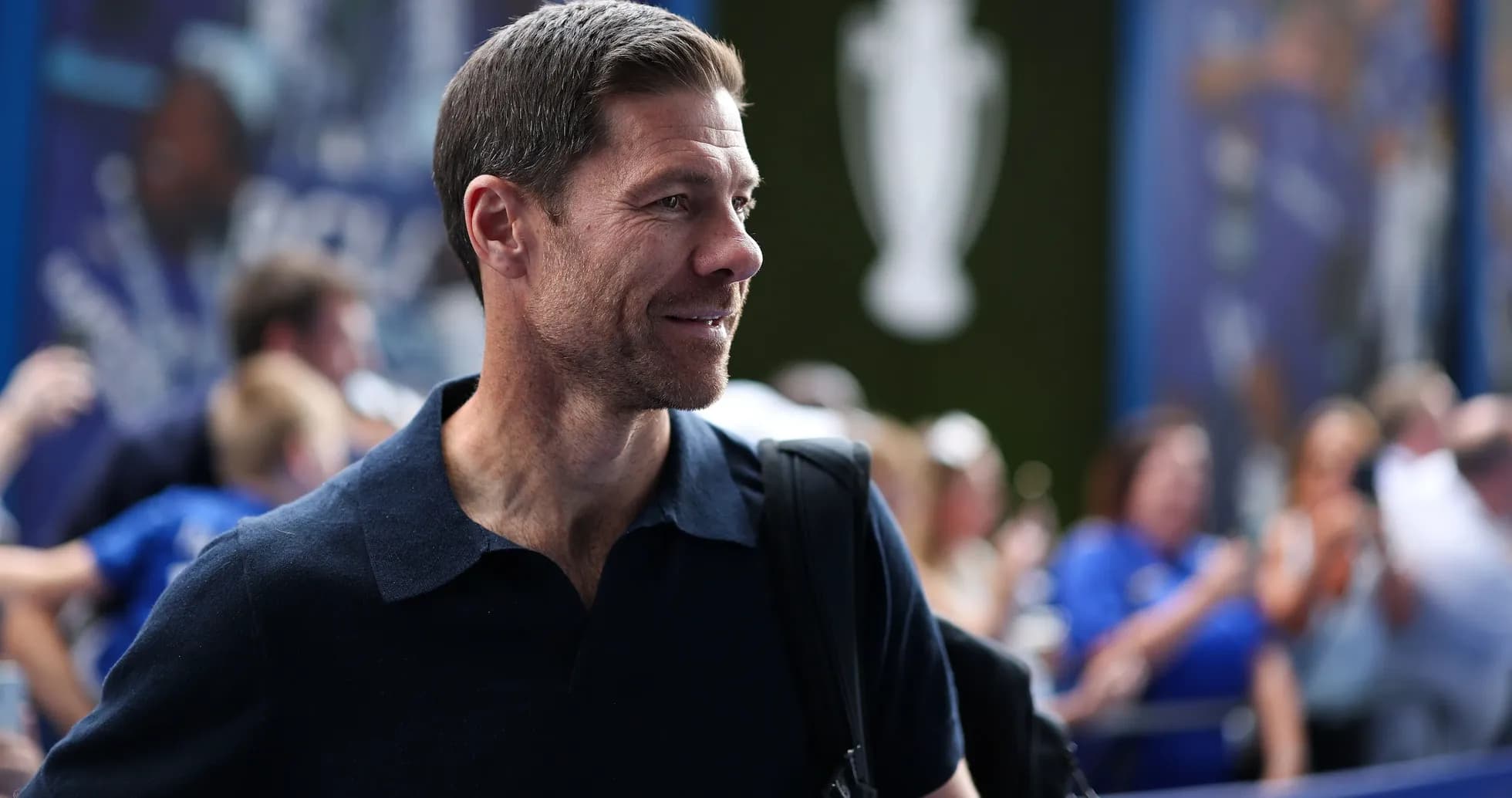 Hombre sonriendo en evento deportivo al aire libre