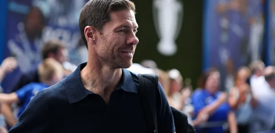 Hombre sonriendo en evento deportivo al aire libre