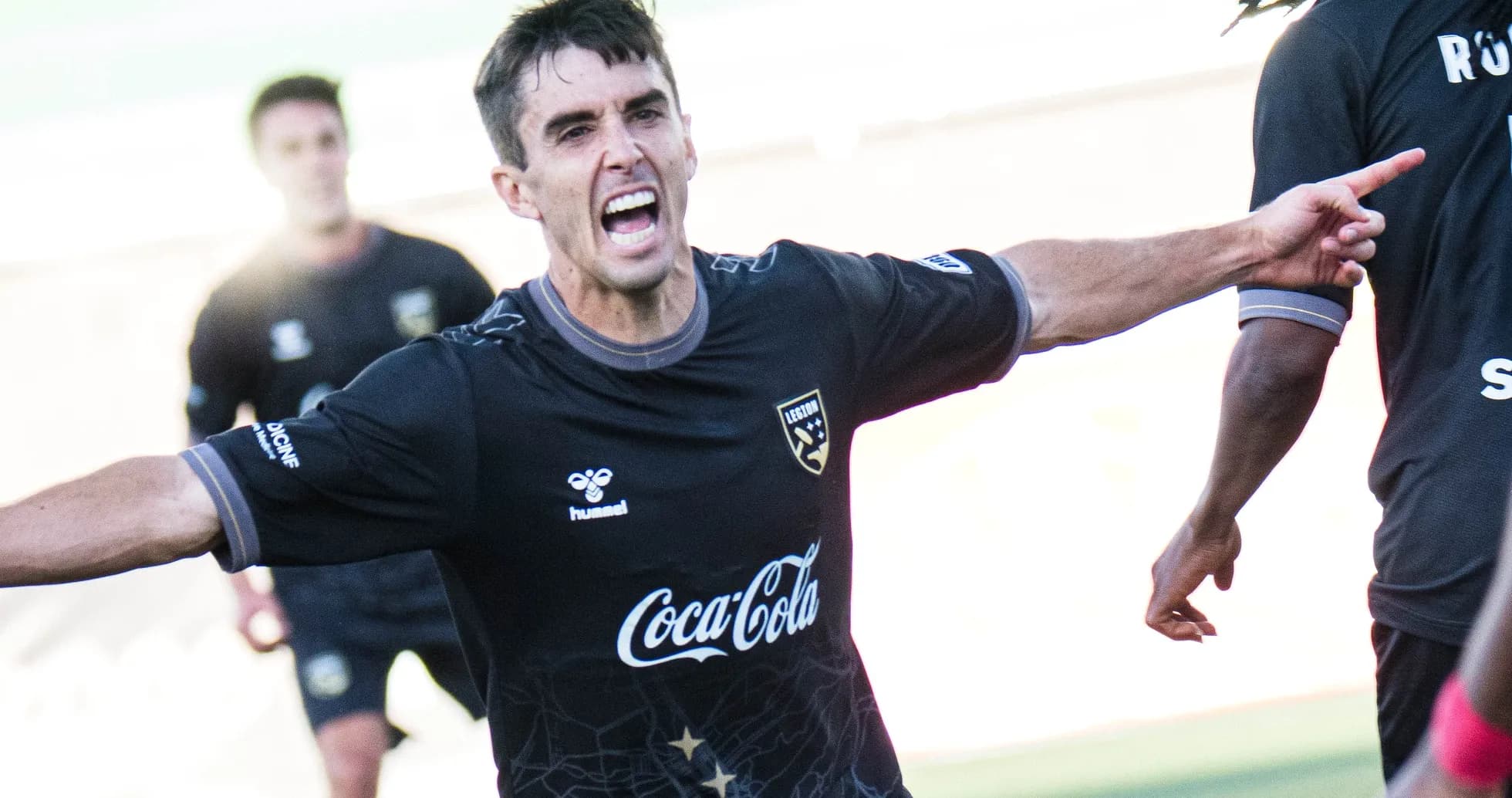 Jugador celebrando un gol en el partido