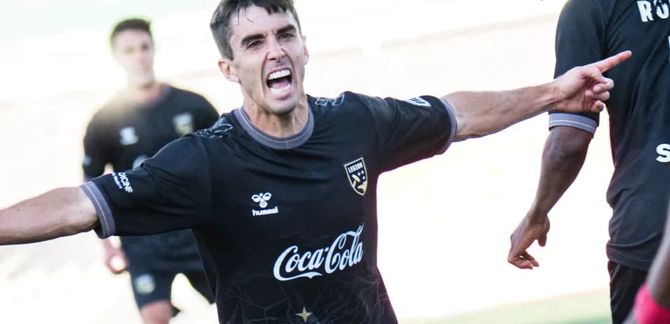 Jugador celebrando un gol en el partido