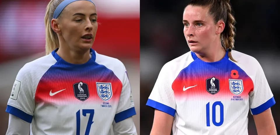 Jugadoras de Inglaterra en uniformes de fútbol