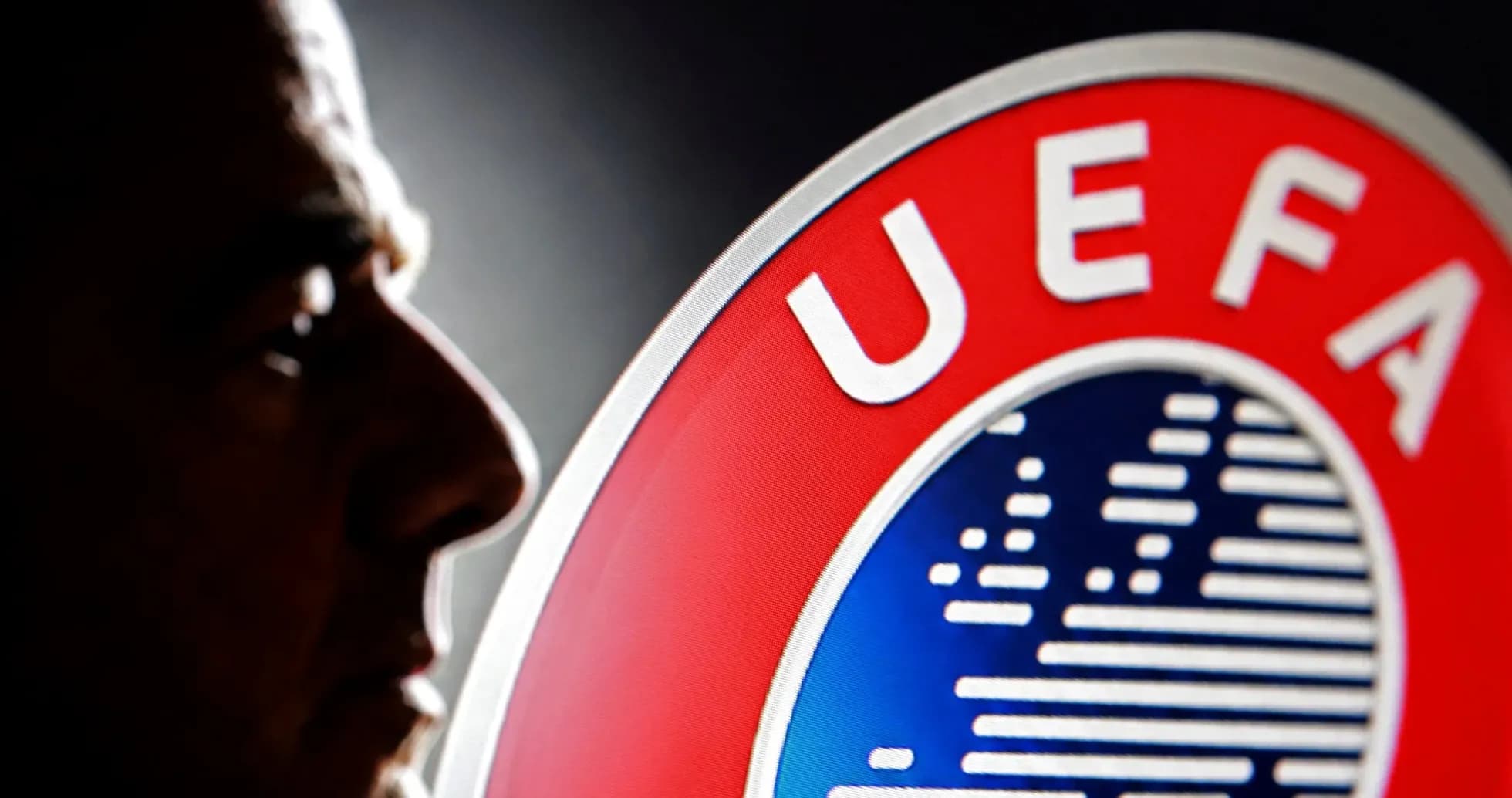 Perfil de un hombre junto al logo de UEFA