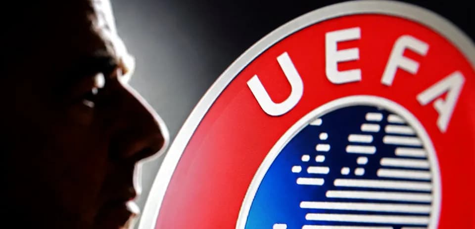 Perfil de un hombre junto al logo de UEFA