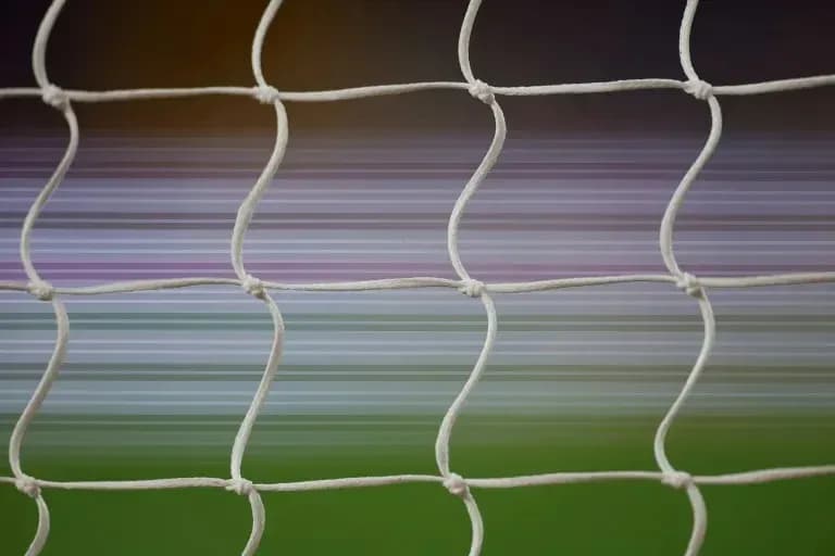 Red de gol con fondo desenfocado de campo