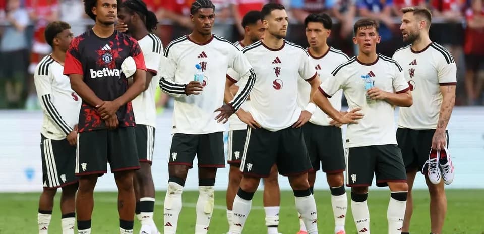 Jugadores de equipo de fútbol en el campo