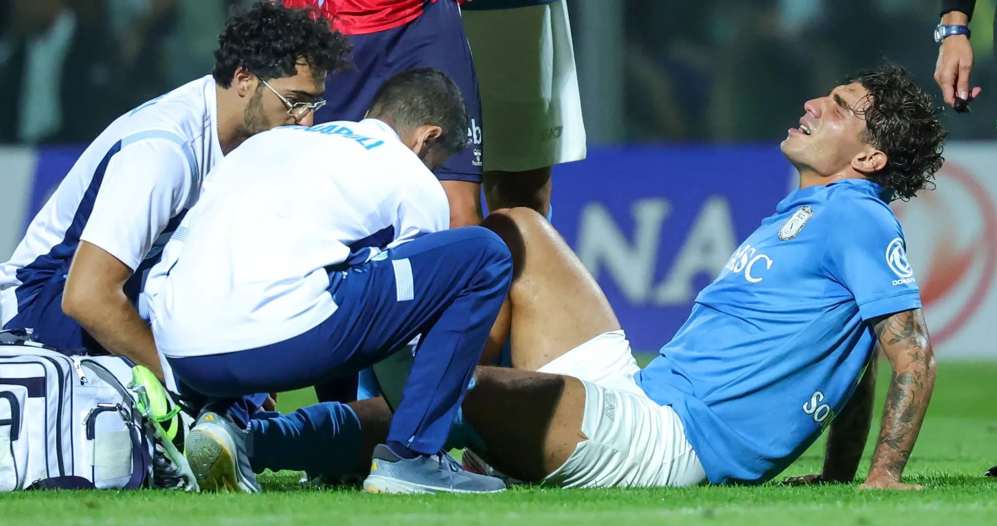 Jugador recibiendo atención médica en el campo
