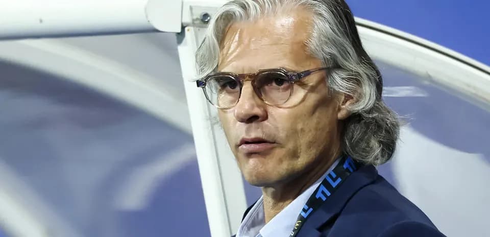 Entrenador observando desde el banquillo durante partido