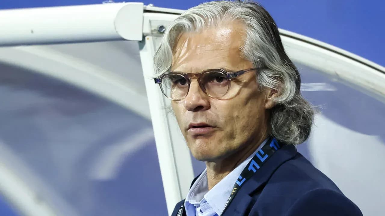 Entrenador observando desde el banquillo durante partido