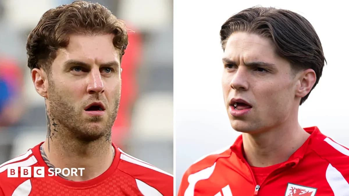 Dos jugadores en uniformes de entrenamiento, uno hablando