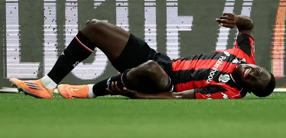Jugador en el suelo con aparente lesión en el campo