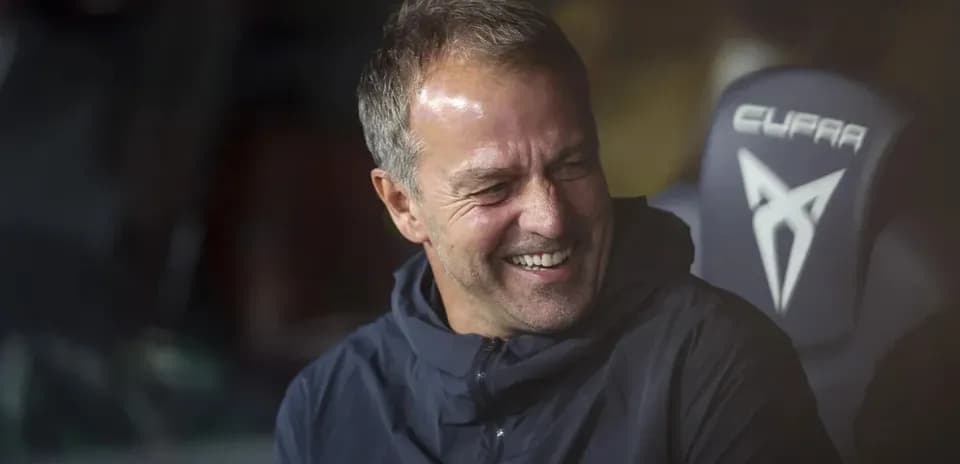 Entrenador sonriente en el banquillo del partido