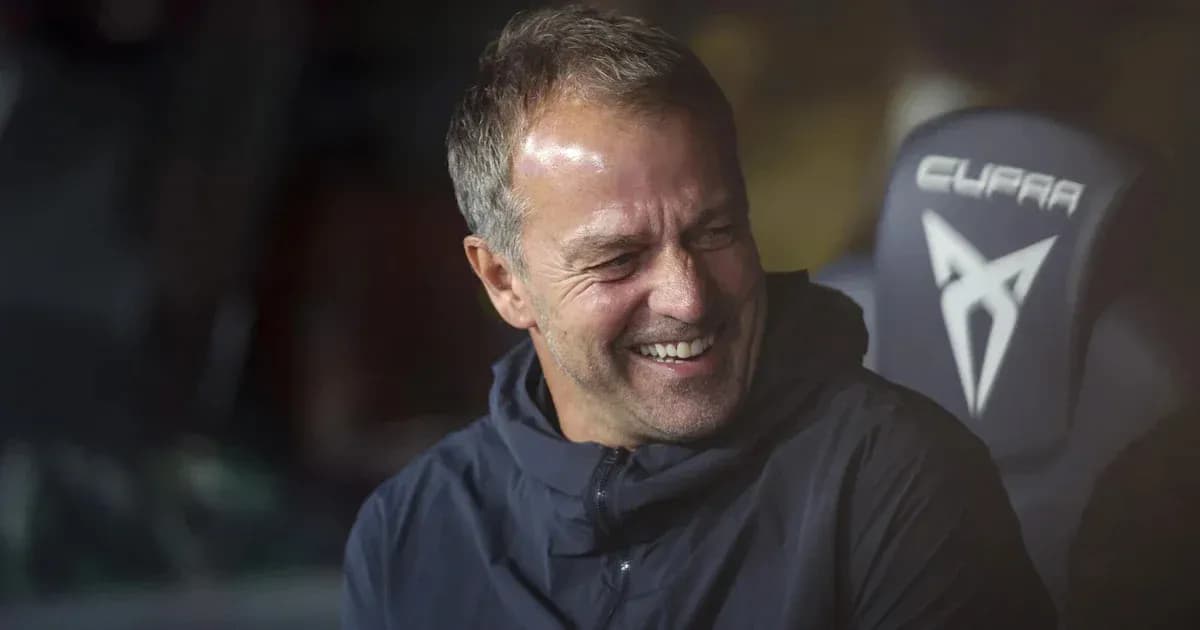 Entrenador sonriente en el banquillo del partido