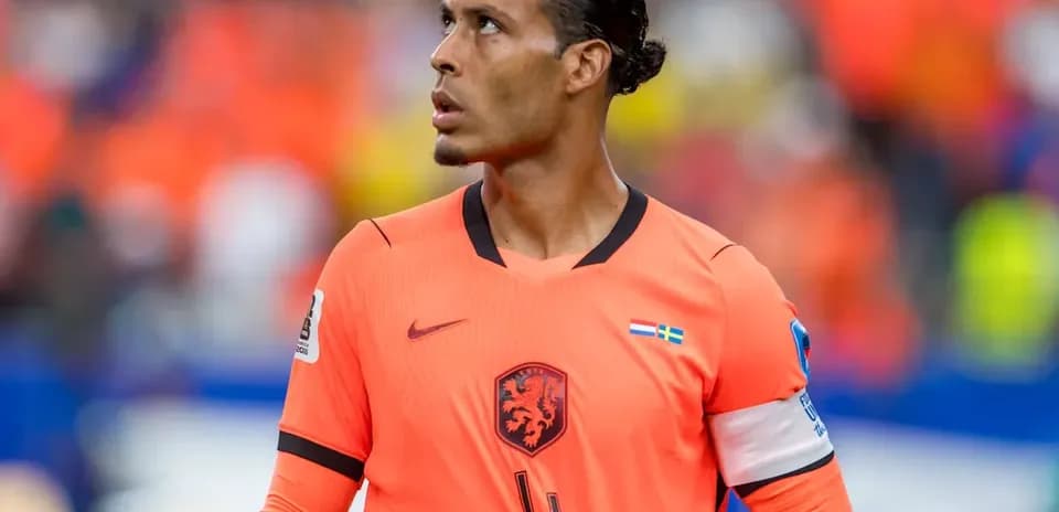 Jugador de fútbol en camiseta naranja mirando hacia arriba