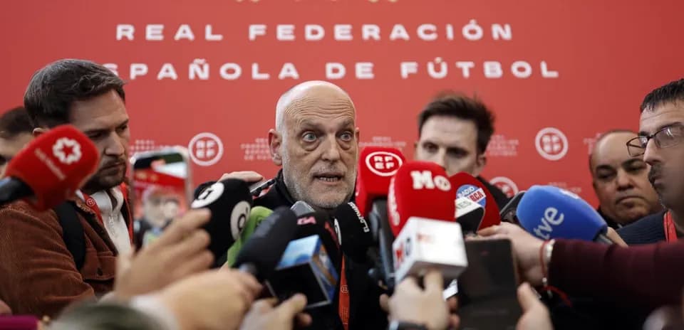 Persona hablando en conferencia de prensa rodeado de periodistas