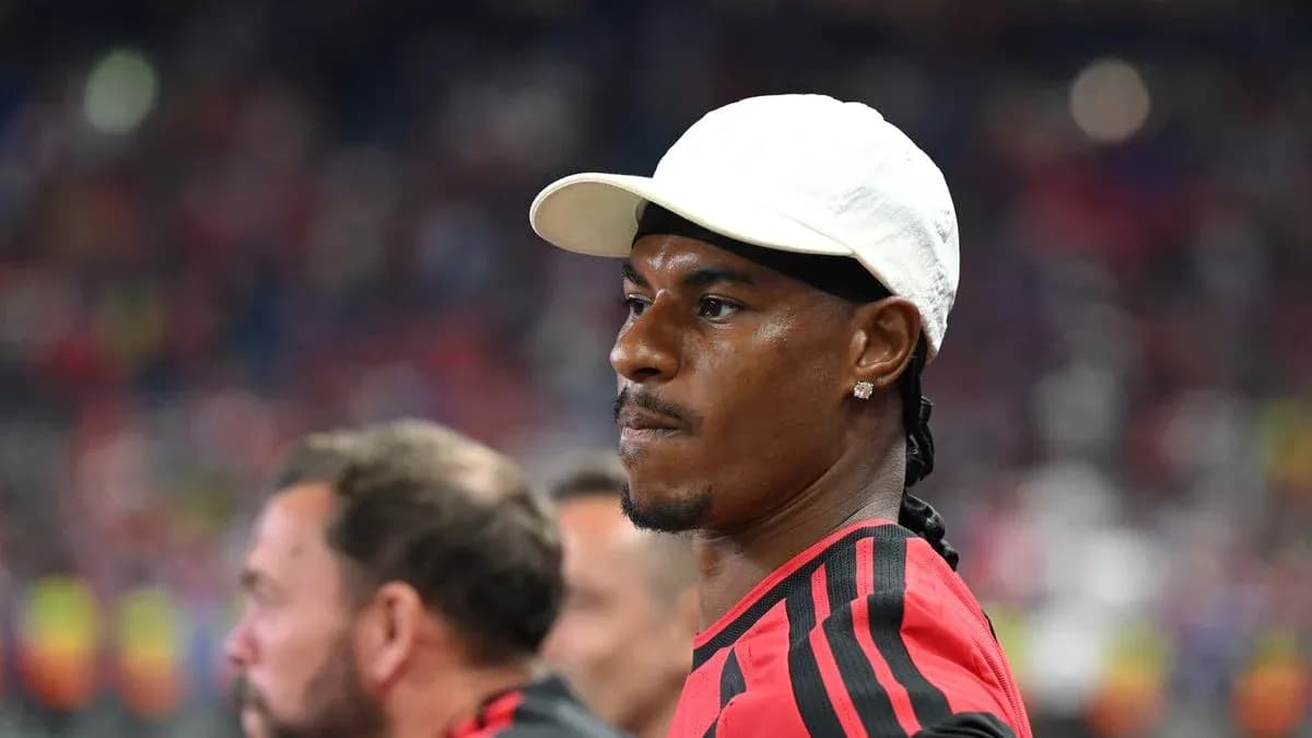 Jugador observando el partido desde la banca