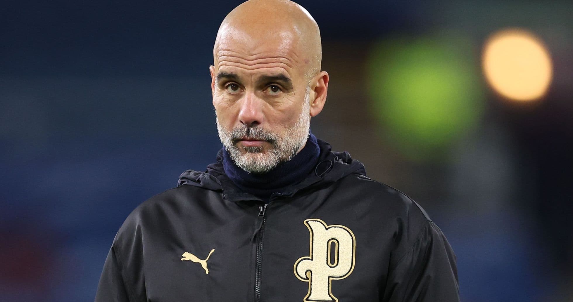 Entrenador mirando seriamente durante un partido