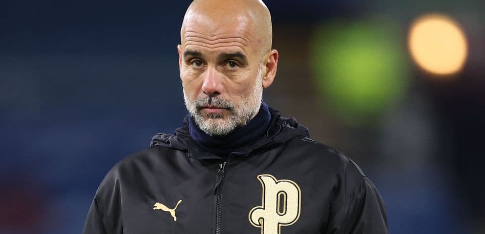 Entrenador mirando seriamente durante un partido