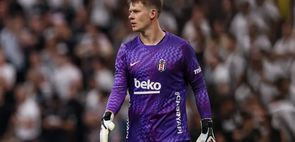 Portero de Besiktas en partido con aficionados de fondo