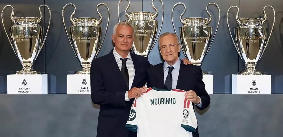 Mourinho y presidente del club mostrando camiseta