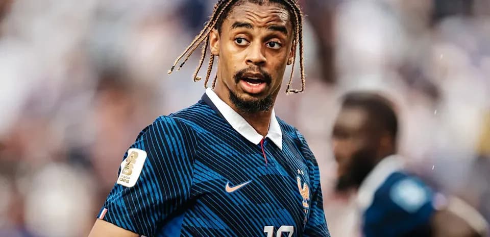 Jugador de Francia en partido de fútbol