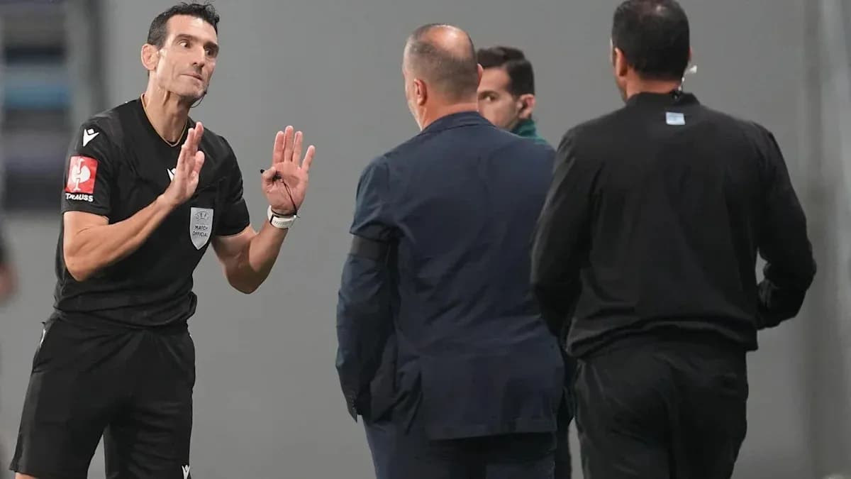 Árbitro conversando con entrenadores durante el partido